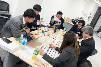  経営視点を“ゲーム感覚で楽しく”体得できるプログラムの様子