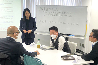 「女性社員の声を届ける座談会（全管理職対象）」の様子